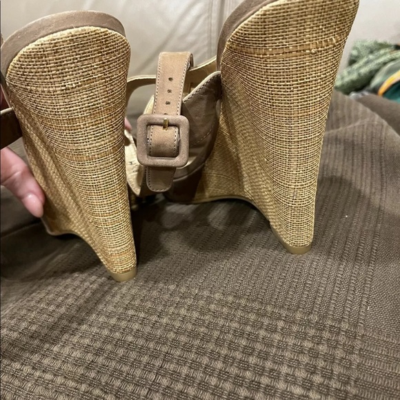 Stuart Weitzman Belflor Beige Wedges sz 8.5 - Picture 6 of 7